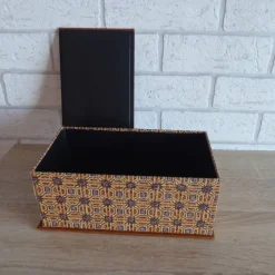 Handgefertigte Geschenkverpackung aus Pappe, Papier und Buchleinen - grafisches Design - beige-braun-schwarz