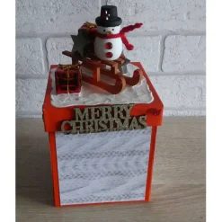 Handgefertigte Geschenkverpackung Schneemann auf Schlitten und Schriftzug Merry Christmas