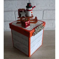 Handgefertigte Geschenkverpackung Schneemann auf Schlitten und Schriftzug Merry Christmas