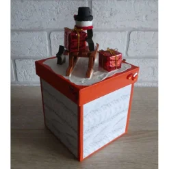 Handgefertigte Geschenkverpackung Schneemann auf Schlitten und Schriftzug Merry Christmas