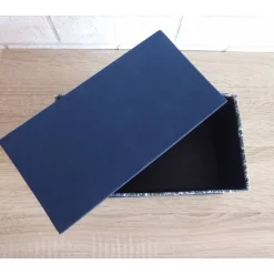 Handgefertigte Geschenkverpackung aus Pappe, Papier und Buchleinen - blau-weiß-grün