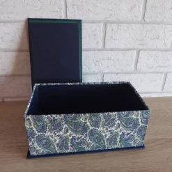 Handgefertigte Geschenkverpackung aus Pappe, Papier und Buchleinen - blau-weiß-grün