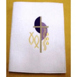 Handgefertigte Gotteslobhülle aus Filz 3mm weiß – personalisierbar mit Name & Datum – lila, flieder, gold bestickt