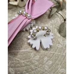 Handgefertigte Raysin Serviettenringe mit goldveredelter Blüte und flexiblem Perlenring – Unikat für festliche Tischdeko