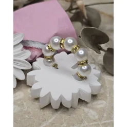 Handgefertigte Raysin Serviettenringe mit goldveredelter Blüte und flexiblem Perlenring – Unikat für festliche Tischdeko