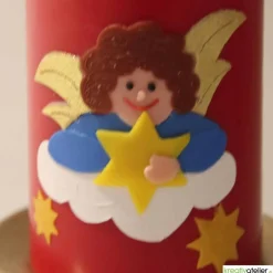 Handgefertigte rote Weihnachtskerze mit detailreichem Engel auf Wolke, Sternenhimmel-Dekor, perfektes Weihnachtsgeschenk
