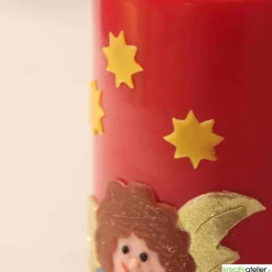 Handgefertigte rote Weihnachtskerze mit detailreichem Engel auf Wolke, Sternenhimmel-Dekor, perfektes Weihnachtsgeschenk