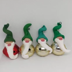 Handgefertigte Weihnachtsschellen mit Polymer-Clay-Wichteln – große Deko-Glocken, 2 Wichtel frei wählbar