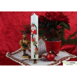 Handgefertigte Weihnachtskerze in Elfenbein mit liebevoll gestaltetem Nikolaus & elegantem Glockenband