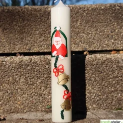 Handgefertigte Weihnachtskerze in Elfenbein mit liebevoll gestaltetem Nikolaus & elegantem Glockenband