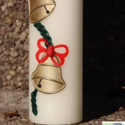 Handgefertigte Weihnachtskerze in Elfenbein mit liebevoll gestaltetem Nikolaus & elegantem Glockenband
