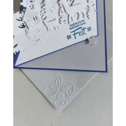 Handgefertigte Weihnachtskarte Winterwald weiß/blau – quadratisch & eindrucksvoll