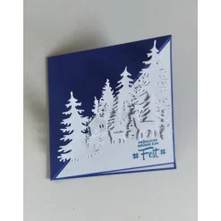 Handgefertigte Weihnachtskarte Winterwald weiß/blau – quadratisch & eindrucksvoll