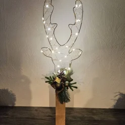 Handgefertigter großer Rentierkopf aus Aluminiumdraht auf massivem Eichenfuss. Beleuchtung. Liebevoll dekoriert. 48 cm