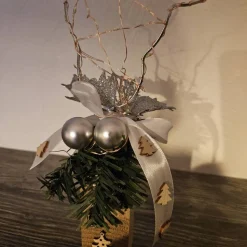 Handgefertigter großer Rentierkopf aus Aluminiumdraht auf massivem Eichenfuss. Beleuchtung. Liebevoll dekoriert. 48 cm