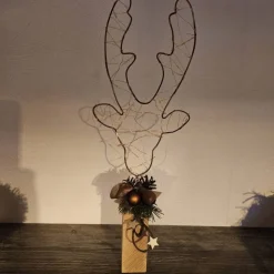 Handgefertigter großer Rentierkopf aus Aluminiumdraht auf massivem Eichenfuss. Beleuchtung. Liebevoll dekoriert. 48 cm