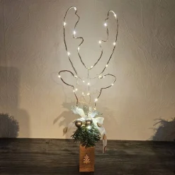 Handgefertigter großer Rentierkopf aus Aluminiumdraht auf massivem Eichenfuss. Beleuchtung. Liebevoll dekoriert. 48 cm