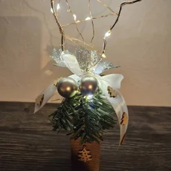 Handgefertigter großer Rentierkopf aus Aluminiumdraht auf massivem Eichenfuss. Beleuchtung. Liebevoll dekoriert. 48 cm