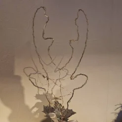 Handgefertigter großer Rentierkopf aus Aluminiumdraht auf massivem Eichenfuss. Beleuchtung. Liebevoll dekoriert. 48 cm