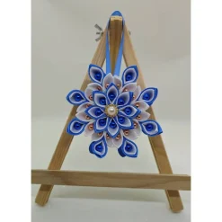 Handgefertigter Kanzashi-Anhänger „Winterblüte“ – in Blau und Weiß, Weihnachtsstern, Durchmesser ca. 10-11 cm