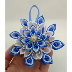 Handgefertigter Kanzashi-Anhänger „Winterblüte“ – in Blau und Weiß, Weihnachtsstern, Durchmesser ca. 10-11 cm
