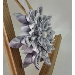 Handgefertigter Weihnachtsstern in Silber-Weiß, Durchmesser ca. 10-11 cm