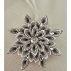 Handgefertigter Weihnachtsstern in Silber-Weiß, Durchmesser ca. 10-11 cm