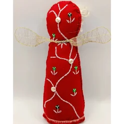 Handgefertigter Weihnachtsengel aus rotem Filz. Verziert mit filigranen Stickereien und Flügeln aus feinem Golddraht