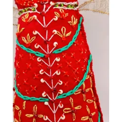 Handgefertigter Weihnachtsengel aus rotem Filz. Verziert mit filigranen Stickereien und Flügeln aus feinem Golddraht