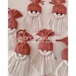 Handgefertigter Weihnachtswichtel Seppel: Charmante Dekoration für festliche Stimmung