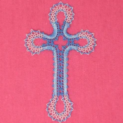 Handgefertigtes Klöppel-Kreuz mit Karte – Gelassenheit & Spruch – weißes Leinengarn, hellblaues Baumwollgarn, 10,5 cm x 6 cm