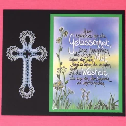 Handgefertigtes Klöppel-Kreuz mit Karte – Gelassenheit & Spruch – weißes Leinengarn, hellblaues Baumwollgarn, 10,5 cm x 6 cm