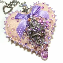 Handgefertigtes Luxus Herz Unikat – Perlenstickerei Wohndeko flieder apricot Libelle Strass