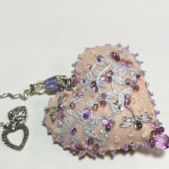 Handgefertigtes Luxus Herz Unikat – Perlenstickerei Wohndeko flieder apricot Libelle Strass