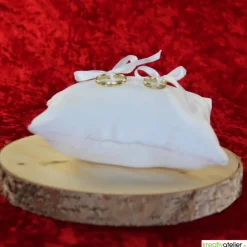 Handgefertigtes Ringkissen aus weißem Damast mit Klöppelspitze, ein eleganter Begleiter für Ihre Trauringe