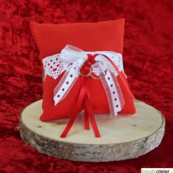 Handgefertigtes Ringkissen aus rotem Poppeline mit liebevoll angebrachter weißer Klöppelspitze und edlen Satinbändern