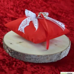 Handgefertigtes Ringkissen aus rotem Poppeline mit liebevoll angebrachter weißer Klöppelspitze und edlen Satinbändern