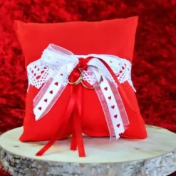 Handgefertigtes Ringkissen aus rotem Poppeline mit liebevoll angebrachter weißer Klöppelspitze und edlen Satinbändern