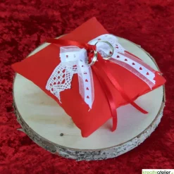 Handgefertigtes Ringkissen aus rotem Poppeline mit liebevoll angebrachter weißer Klöppelspitze und edlen Satinbändern