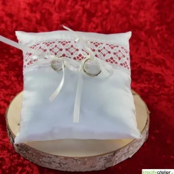 Handgefertigtes Taft-Ringkissen in champagner mit liebevoll unterlegter Klöppelspitze in hellrot - Charmantes Accessoire