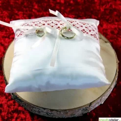 Handgefertigtes Taft-Ringkissen in champagner mit liebevoll unterlegter Klöppelspitze in hellrot - Charmantes Accessoire