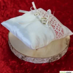 Handgefertigtes Taft-Ringkissen in champagner mit liebevoll unterlegter Klöppelspitze in hellrot - Charmantes Accessoire