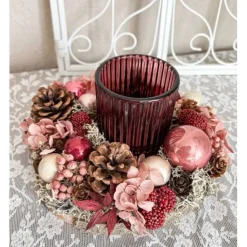 handgefertigtes Weihnachtsgesteck mit Trockenblumen und Windlicht Glas in rosa und Beerenfarben