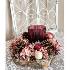 handgefertigtes Weihnachtsgesteck mit Trockenblumen und Windlicht Glas in rosa und Beerenfarben