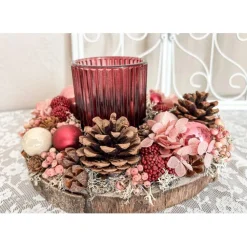 handgefertigtes Weihnachtsgesteck mit Trockenblumen und Windlicht Glas in rosa und Beerenfarben