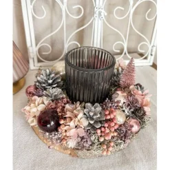 handgefertigtes Weihnachtsgesteck mit Trockenblumen und Windlicht in rosa und grau-blau