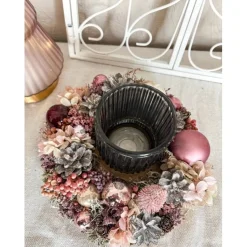 handgefertigtes Weihnachtsgesteck mit Trockenblumen und Windlicht in rosa und grau-blau