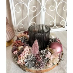 handgefertigtes Weihnachtsgesteck mit Trockenblumen und Windlicht in rosa und grau-blau