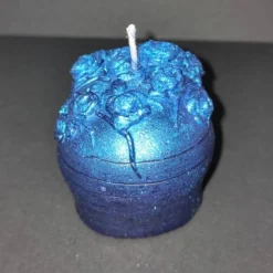 Handgegossene Glitzer-Schädelkerze – blau schimmernd, Unikat aus recyceltem Wachs