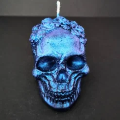 Handgegossene Glitzer-Schädelkerze – blau schimmernd, Unikat aus recyceltem Wachs